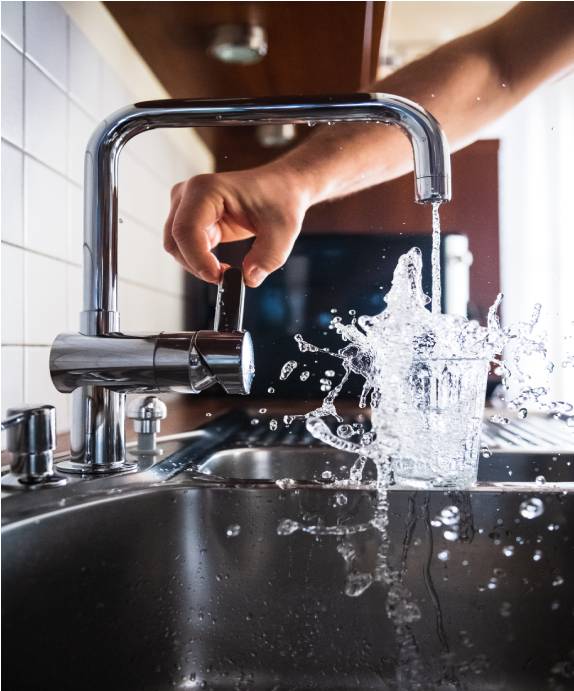 Person holding the water tap